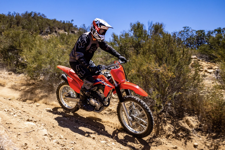 Honda CRF250F 2023 Une moto de trail grand format pour les adolescents et les jeunes adultes.